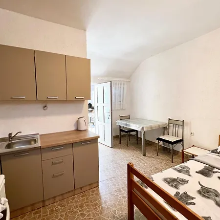 Lidija Karin Donji Apartman *