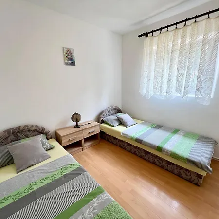 Lidija Karin Donji Apartman *