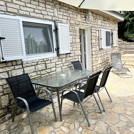 Lidija Karin Donji Apartman *