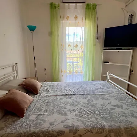 Lidija Karin Donji Apartman *