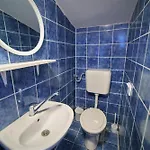 Lidija Karin Donji Apartment *
