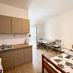 Lidija Karin Donji Apartment *