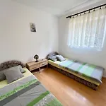 Lidija Karin Donji Apartment *