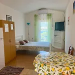 Lidija Karin Donji Apartment